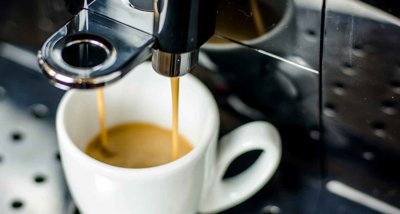 Kaffeevollautomat beim Füllen einer Espressotasse